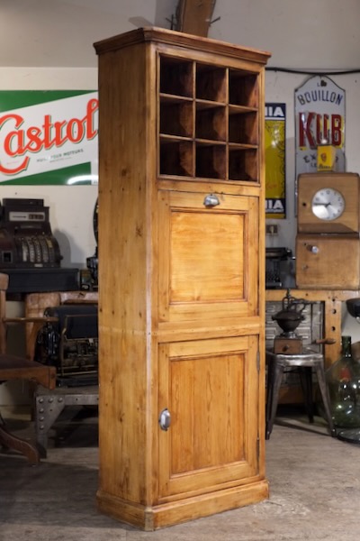 meuble de metier ancien secretaire de notaire etroit a plusieur portes et tiroirs